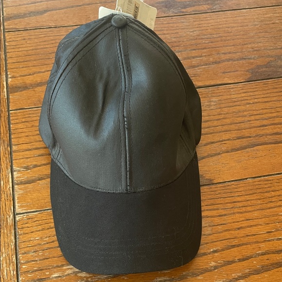David and Young Accessories - David and Young Black Two Tone Cap NWT